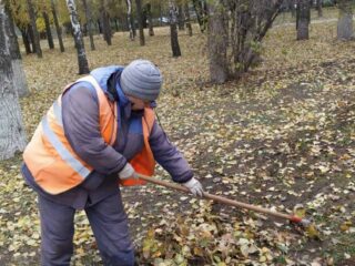 Сотрудники «Комбината благоустройства» ежедневно наводят порядок на улицах Балакова